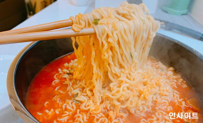 “학교 숙제하느라 바빠서 아빠에게 라면 못끓여줬는데 ‘불효녀’라고 혼났습니다”