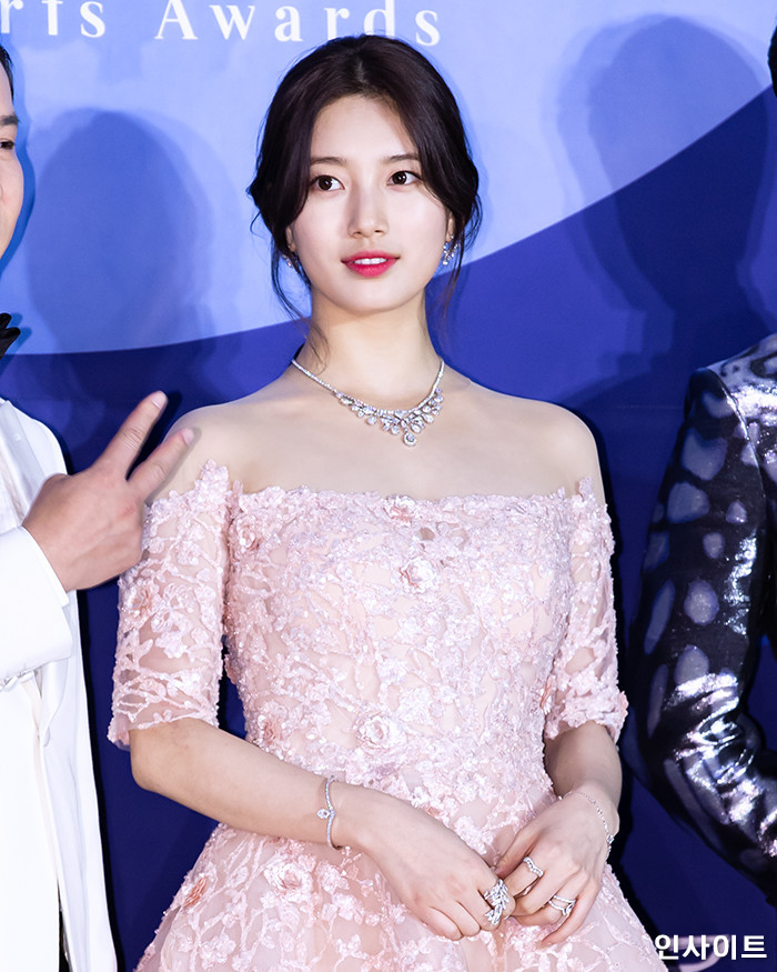 ‘직각 어깨’ 돋보이는 핑크빛 오프숄더 드레스 입고 ‘여신 미모’ 뽐낸 수지