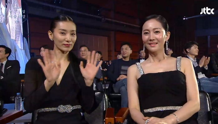 시상식에서 카메라가 자기 찍을 때마다 팬서비스 작렬한 ‘쓰앵님’ 김서형