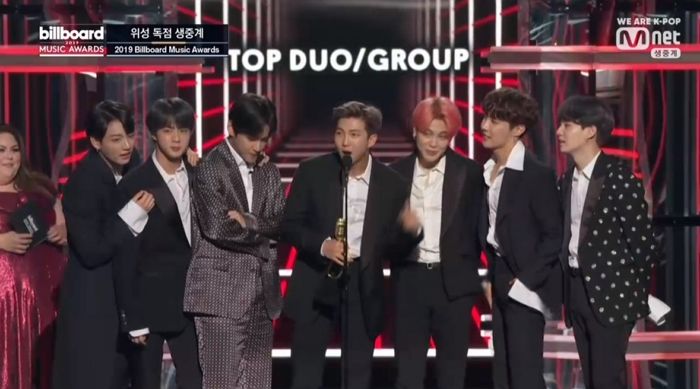 방탄소년단, ‘마룬5·이매진 드래곤스’ 제치고 빌보드 어워드 최초 ‘탑·듀오’상 수상 (영상)
