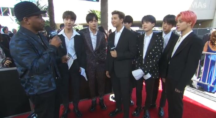 빌보드 레드카펫서 ‘완벽한 영어 실력+슈트핏’으로 아미 ‘심멎’하게 한 방탄소년단