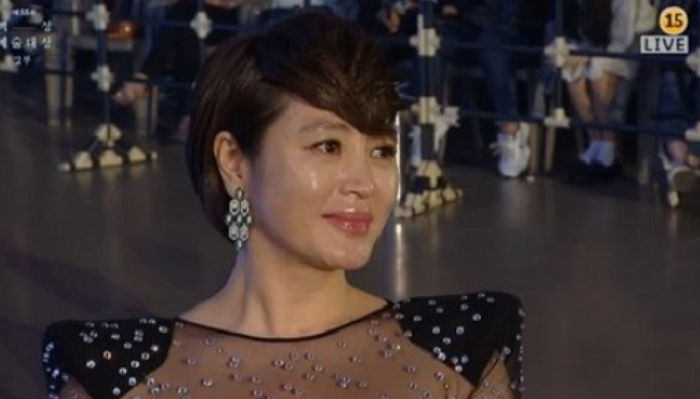 예뻐하는 후배 한지민이 상 타자 꽃다발 들고 가 안겨준 ‘걸크러시’ 김혜수