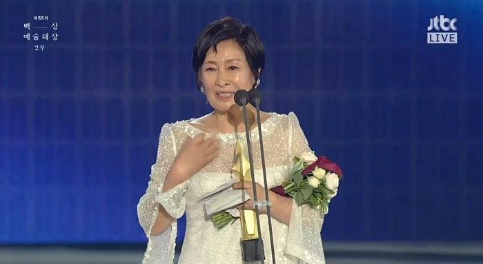 ‘56년 차 배우’ 김혜자 대상 수상에 전부 일어나 눈물로 축하해주는 후배들