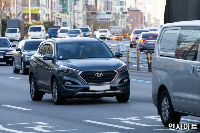 자신의 차량마저 뺏긴 채 납치 당한 여성이 ‘스마트키’를 이용해 탈출에 성공했다