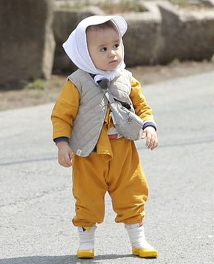 샛노란 ‘몸뻬바지·고무신’ 신고 ‘세젤귀’ 비주얼 뽐낸 벤틀리