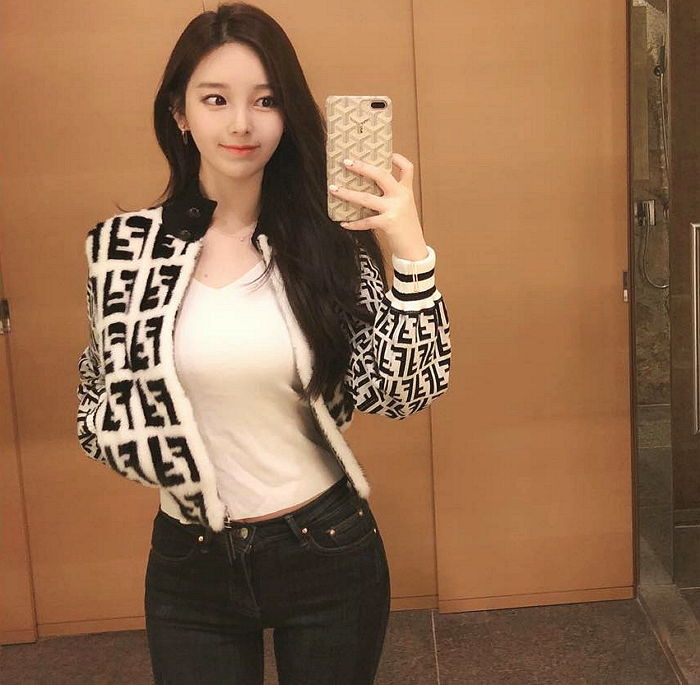 너무 예뻐 ‘자기 모델설’ 나오고 있는 ‘여신 강림’ 야옹이 작가의 명품 몸매