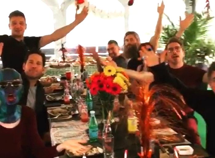 로다주가 주최한 ‘어벤져스 모임’에 신나 ‘촐랑’ 대며 춤추는 토르