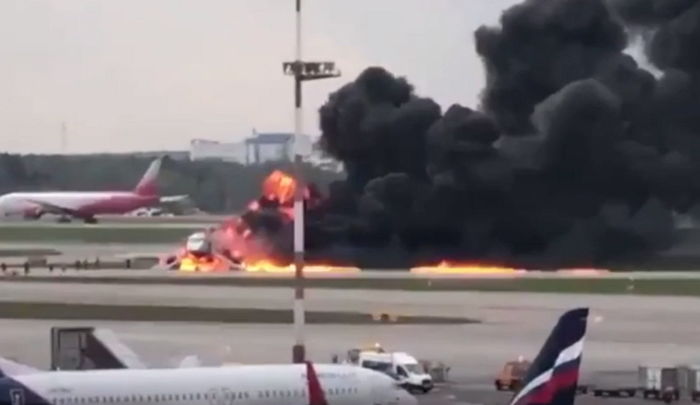 사망자 41명 발생한 ‘여객기 화재’ 스마트폰으로 찍으며 재밌다고 웃은 공항 직원들