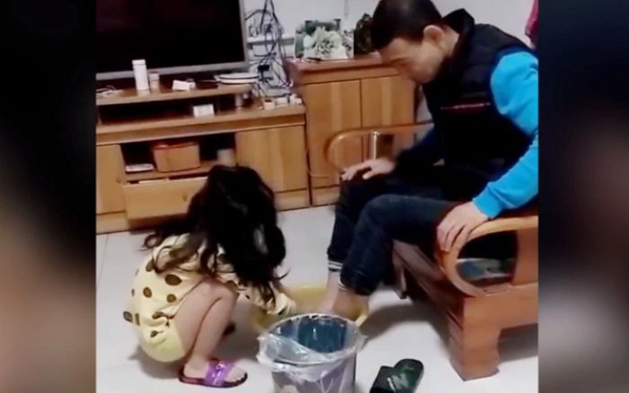 일 하느라 땀에 절은 ‘발’ 직접 씻겨준 딸에 감동해 ‘눈물’ 펑펑 쏟은 아빠
