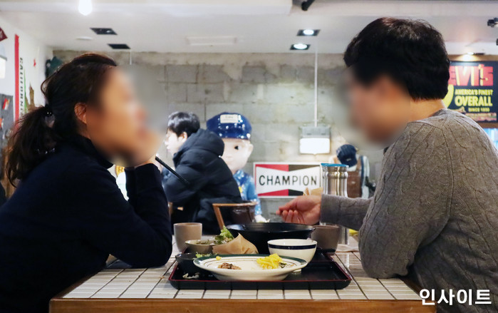 “아기랑 방문한 젊은 부부가 ‘흘린 음식+그릇’을 다 치우고 웃으며 떠났습니다”