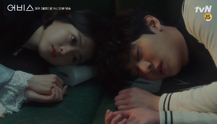 살해 당하고 오열하는 박보영 위로하며 머리 쓰담쓰담 해주는 안효섭