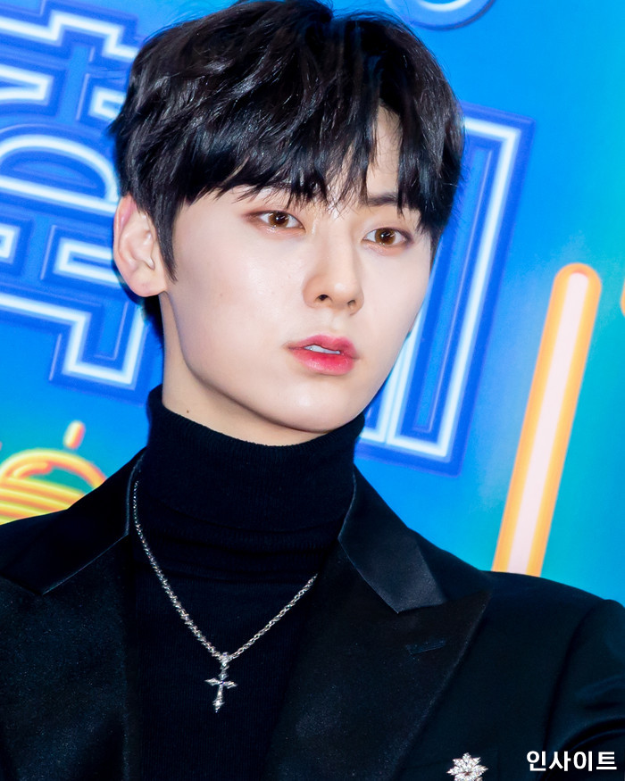 워너원 황민현이 28일 오후 서울 여의도 KBS홀에서 열린 '2018 KBS 가요대축제' 시상식에 참석해 레드카펫을 밟고 있다. / 사진=고대현 기자 daehyun@