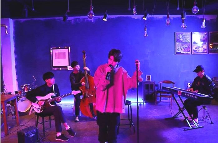 ‘달콤한 음색+미친 고음’으로 크러쉬 소름 돋게 만들었던 신인 가수의 ‘SOFA’ 커버