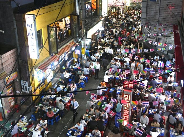 오늘 같은 불금에 친구들과 야외서 맥주 마시기 딱 좋은 을지로 ‘노가리 골목’