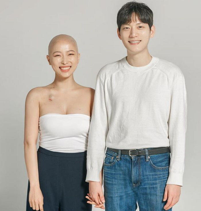 항암 치료 중에도 ‘밝은 미소’ 보이며 남친과 달달 ‘커플 사진’ 찍은 새벽