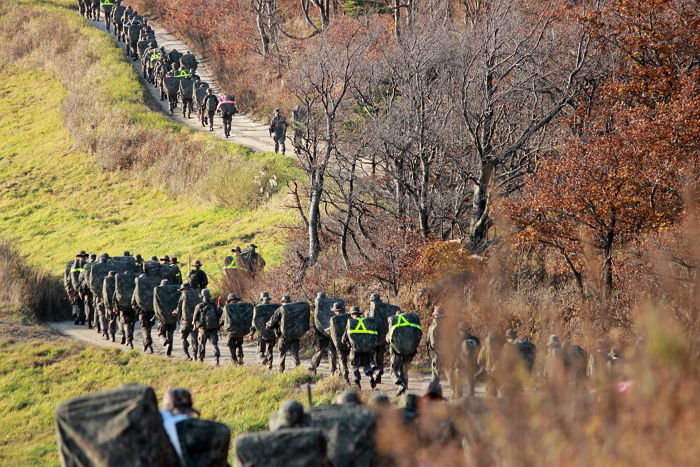 ‘신병 20km 완전군장 행군’ 폐지 두고 벌어진 누리꾼들의 갑론을박