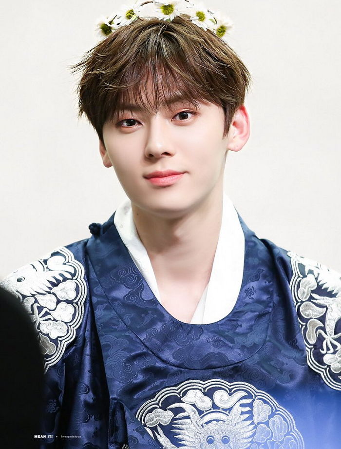 사극 찍어달라고 난리 난 ‘곤룡포’ 입은 ‘꽃세자’ 황민현 모습