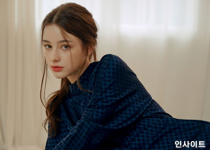 한국 소속사 찾아서 정식으로 ‘한국 데뷔’하는 러시아 ‘뷰티 유튜버’ 다샤 타란