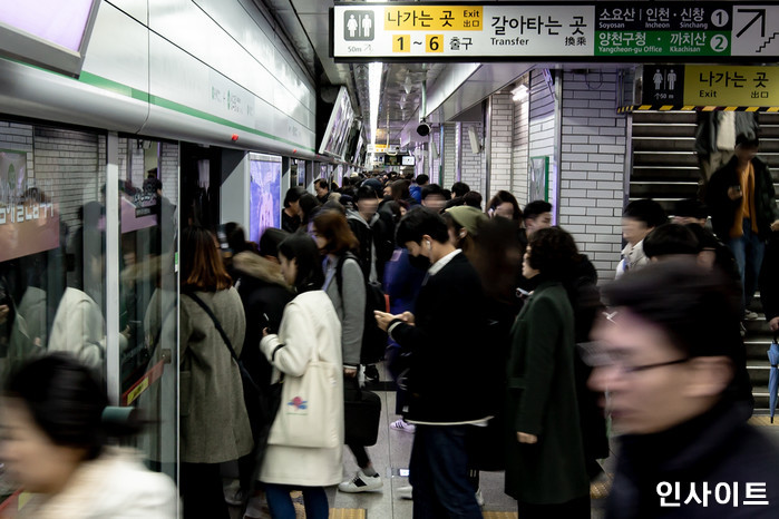 매일 반복되는 일상에 지친 승객들 울컥하게 만든 ‘지하철 2호선’ 기관사의 안내 방송