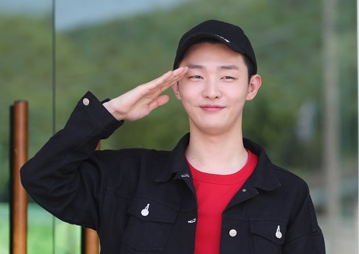 “충성!” 오늘(14일) 머리 빡빡 밀고 입대하는 윤지성