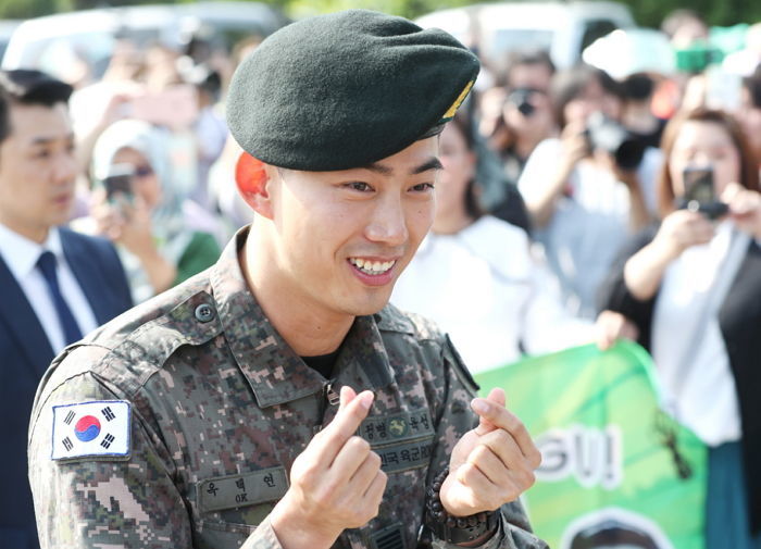 “이제는 여러분께 충성!”···전역 마중 나온 팬들에 커피 역조공한 ‘캡틴 코리아’ 옥택연