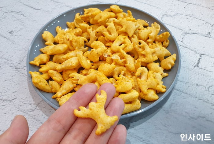 바사삭 식감에 ‘맵단짠’ 가루 솔솔 뿌려진 오리온 신상 ‘상어밥 매콤한맛’