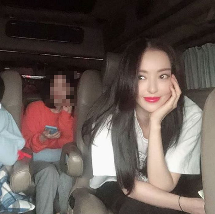‘흰 티’하나 걸쳤는데 ‘헉’ 소리나게 예쁜 35살 이다희의 비주얼 근황