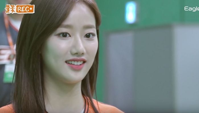 ‘한화’ 응원하려 야구장서 ‘무아지경 댄스’ 선보이다 전광판 잡힌 이나은