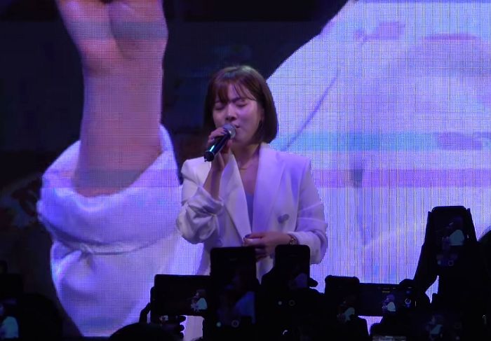 “미안해하지 마요!”···괴성 지른 관객 때문에 슬픈 발라드 부르다 ‘현웃’ 터진 벤