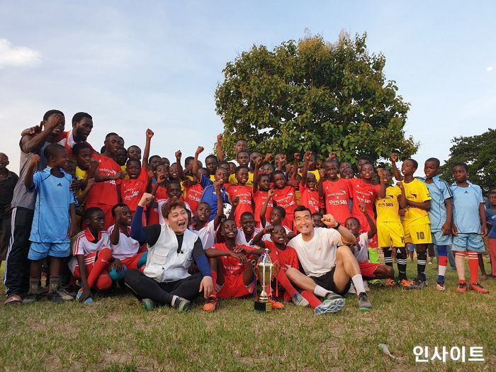 월드비전, 개그맨 노우진·축구해설위원 조원희와 아프리카 가나 방문해 축구 꿈나무 응원