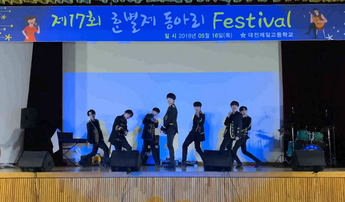 제복 입고 칼군무로 ‘방탄-작은 시’ 커버해 여고생들 다 반하게 만든 고등학생들