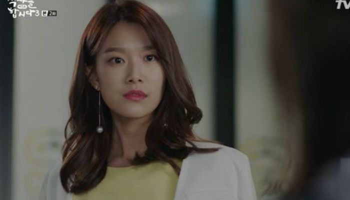 “동아리 회식 때마다 입에 넣고 쪽쪽 빤 젓가락으로 음식 휘젓는 여선배가 있습니다”