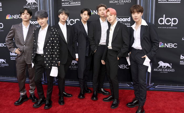 ‘디올’ 디자이너가 직접 제작한 의상 입고 콘서트하는 방탄소년단