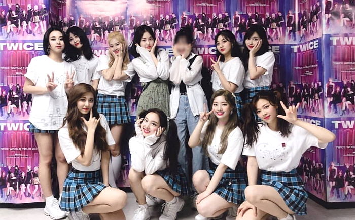 춤 따라 추더니 드디어 트와이스랑 ‘인증샷’까지 찍은 ‘성덕’ 신예은
