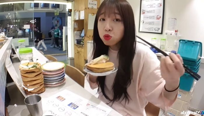 혼자 회전 초밥집 가서 ‘접시 탑’ 쌓고 온 ‘먹짱’ 쯔양
