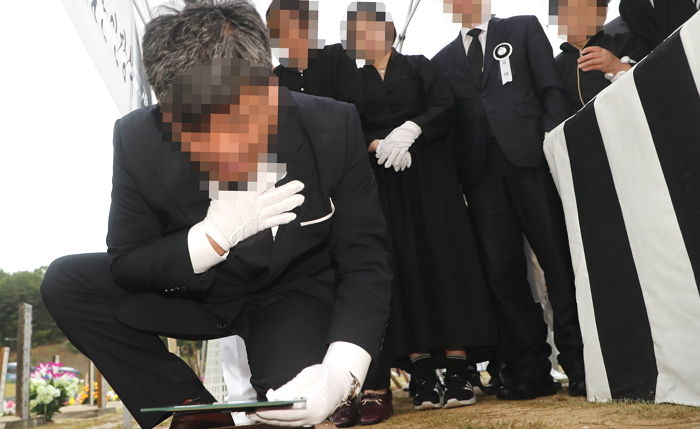 “무서워 말거라”···최종근 하사 아버지는 아들의 유골함에 ‘가족사진’을 함께 묻었다