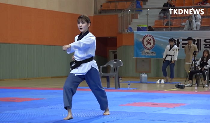 완벽한 ‘일자 발차기’로 키 180cm 오빠들 턱 거뜬히 찰 것 같은 ‘태권 소녀’ 클래스