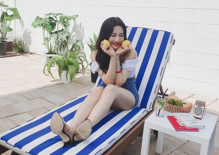 ‘오프숄더+청 핫팬츠’입고 몸매 ‘만렙’ 인증한 레드벨벳 조이