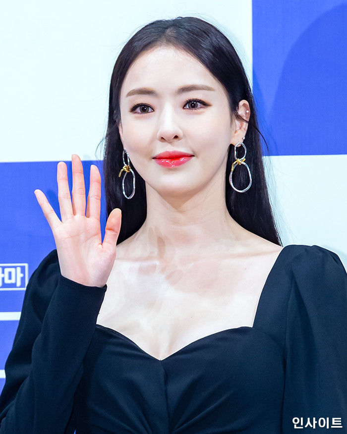 어제자 블랙 드레스 입고 ‘여왕 포스’ 뿜어낸 이다희 비주얼