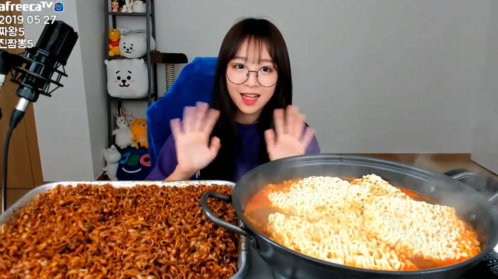 혼자 라면 18봉지 먹고 자기 신기록 경신한 ‘먹방 요정’ 쯔양