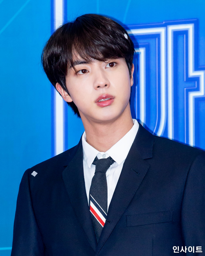 진이 28일 오후 서울 여의도 KBS홀에서 열린 '2018 KBS 가요대축제' 시상식에 참석해 레드카펫을 밟고 있다. / 사진=고대현 기자 daehyun@