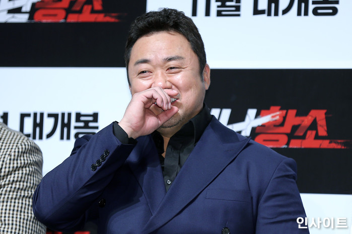 배우 마동석이 23일 오전 서울 강남구 CGV 압구정에서 열린 영화 '성난황소' 제작보고회에서 수줍은 미소를 보이고 있다. / 사진=박찬하 기자 chanha@
