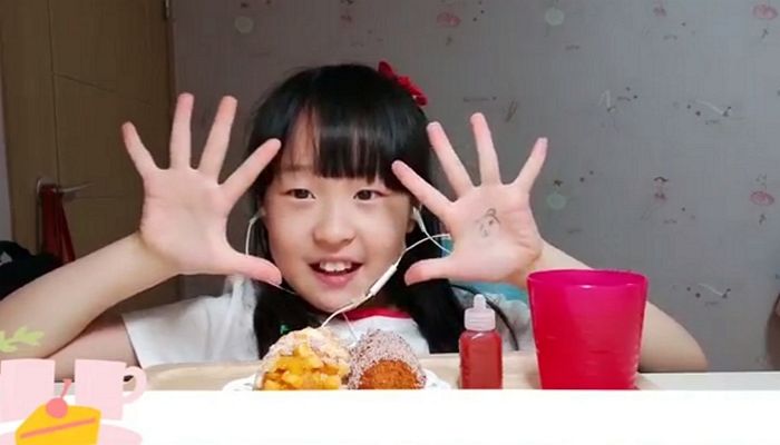 반듯하게 앞머리 자르고 ‘귀염뽀짝’ 공주님 미모 뽐낸 ‘꼬마 유튜버’ 띠예