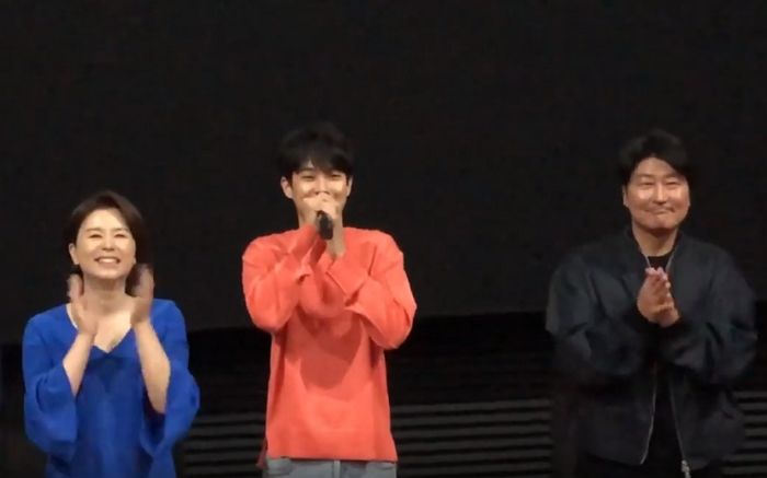 ‘기생충’ 무대인사서 OST ‘소주 한 잔’ 열창하고 부끄러워 도망가는 최우식