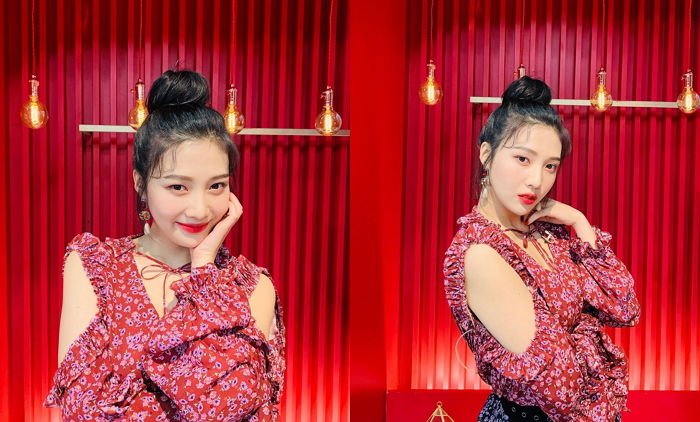 ‘오프숄더+짧은 치마’로 각선미 제대로 드러낸 ‘인간 체리’ 조이
