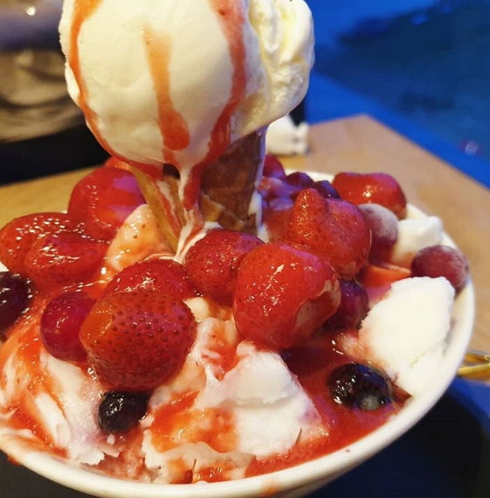 아이스크림콘 통째로 꽂힌 비주얼로 다이어트 포기하게 만드는 투썸 신상 ‘초코·베리·망고 빙수’