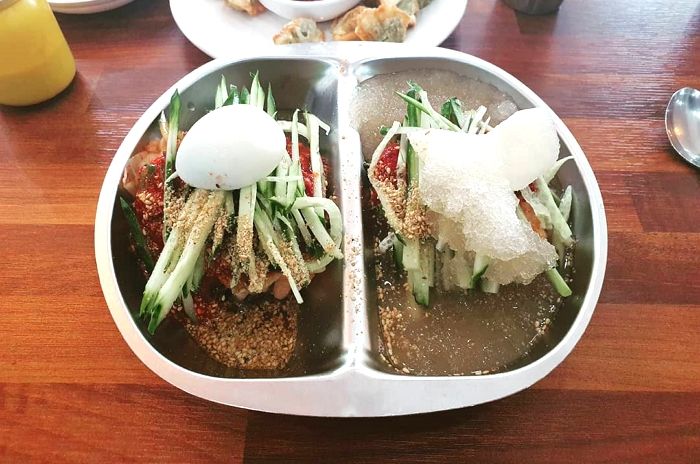 비냉+물냉 한 번에 맛볼 수 있는 ‘냉면계의 짬짜면’ 반반냉면