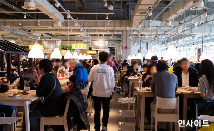 “자리 마음대로 앉는 진상 손님 때문에 짜증 나요”라는 글 올렸다가 ‘역풍’ 맞은 식당 알바생