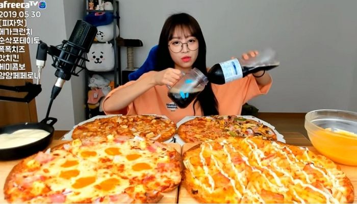 “이것이 100만 유튜버 클래스” 컨디션 안 좋아 피자 ‘4판’만(?) 흡입한 ‘먹방 요정’ 쯔양