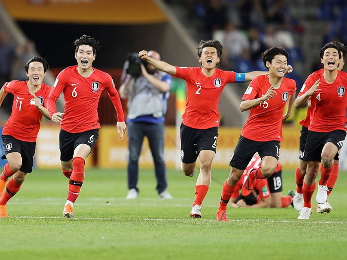 경기 끝나자 목 터져라 응원해준 국민들에게 가장 먼저 달려간 ‘뽀시래기’ 선수들